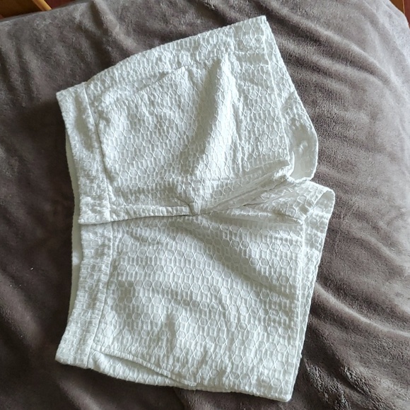 Banana Republic Hampton Eyelet Textured Shorts White Sz: 8, EUC - Picture 1 of 8